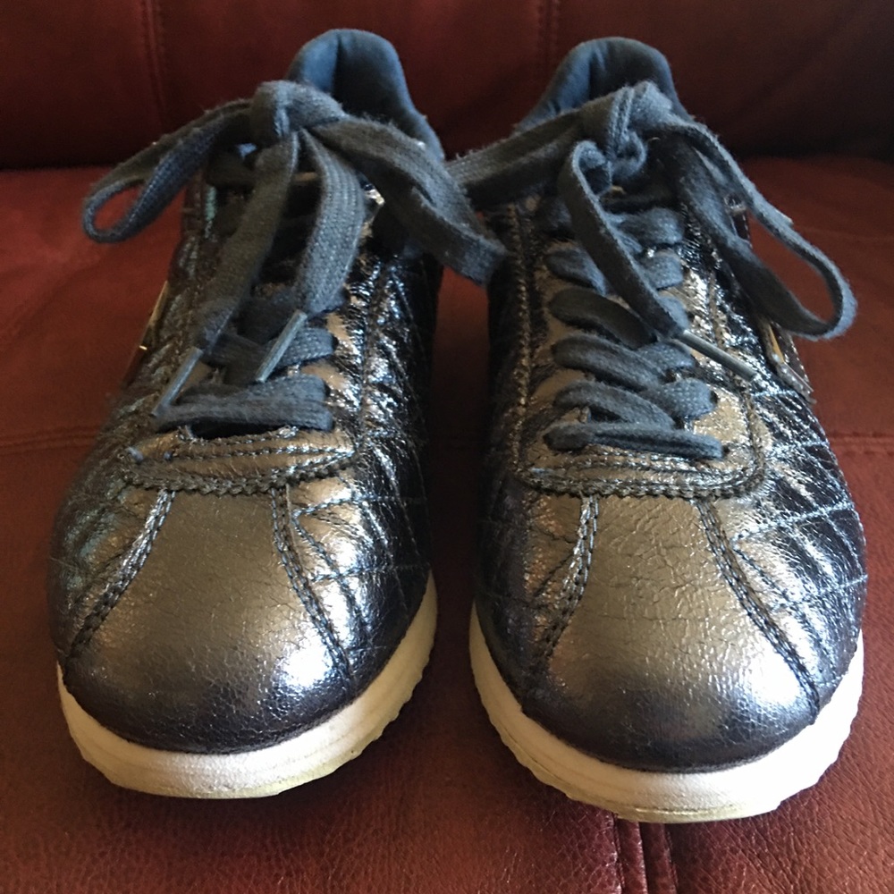 Like new Guess Metallic Blue Women’s Tennis Shoes sz 7.5.